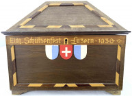Schützenmedaillen
Schweiz
Luzern
Holztruhe vom Eidgen. Schützenfest Luzern 1939. Handbemalt und intarsiert. 25,5 X 14 X 22 cm