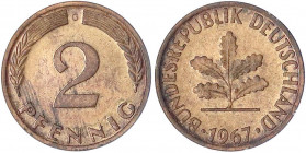 Kursmünzen
2 Pfennig, Kupfer 1950-1969
1967 G, magnetisch/plattiert.
Polierte Platte, leichte Patina, sehr selten. Jaeger 381a.