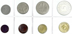 Kursmünzensätze
1 Pfennig - 5 Deutsche Mark, 1964-2001
Seltenheit: 1967 G, in Originalfolie, an den Ecken rund-geschnitten. Mit plattiertem 2 Pf. (m...
