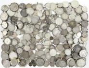 Sammlungen allgemein
Posten Silber-Münzschmuck: hunderte gehenkelte und/oder broschierte Münzen und Medaillen, ab dem 18. Jh. Besichtigen. Gesamtgewi...