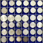 Sammlungen allgemein
Schuber mit 36 Silbermünzen aus aller Welt. 19. und 20. Jh. Kanada-Dollars, USA Morgandollars, Peacedollar, Südafrika, Frankreic...