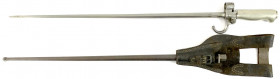 Blankwaffen
Frankreich
Bajonett M1886 in Scheide mit Koppelschuh. Gesamtlänge 65 cm.
Scheide etwas rostig
