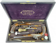 Schusswaffen
Schweizer Duell-Pistolen-Paar um 1851/1869 von A. Zoller, Frauenfeld (Torgau) mit 9 5/8 Zoll Achtkantläufen. Zwei aufwendig verzierte Pe...