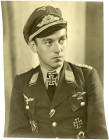 Sonstige militär. Gegenstände
Drittes Reich: großes Portraitfoto des Ritterkreuzträgers Ludwig Leingärtner (1919 Bittenbrunn bis 1944 Torgau). Entwic...