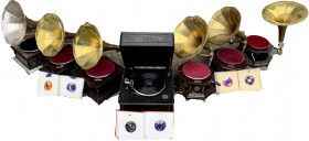 Musikartikel
Abspielgeräte
7 Grammophone, davon eines alt und im Koffer, 6 moderne Nachbauten. Funktionen ungeprüft (bitte besichtigen). Dazu 3 Albe...