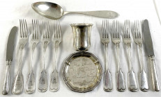 Silber
Konvolut von einem Tellerchen (div. Namensgravuren), einem großen Löffel, 8 Gabeln, 2 Messern und einem Becher. Alles 12-lötig, bzw. 800er Sil...