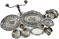 Silber
12 Teile Silber (800, bzw. 835): 3 Schalen in Durchbruchtechnik, 3 Kerzenständer, 5 weitere Geschirrteile und ein Tablett. Gesamtgewicht ca. 1...