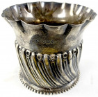 Silber
Großbritannien
Runder Behälter (sakraler Kerzenständer?), Sterlingsilber, London 1892 von William Comyns. Höhe 97 mm, Durchmesser 97 mm; 159,...
