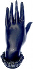 Skulpturen und Plastiken
Bronzeskulptur einer Hand mit Perlring am Zeigefinger. Länge ca. 13,5 cm