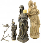 Skulpturen und Plastiken
4 Skulpturen: Madonna mit Kind aus Holz, weitere Heilige aus Holz als Kerzenhalter, Madonna mit Kind Bronze, Bronzefigur Spa...