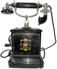 Sonstige Antiquitäten
Altes dänisches Kurbel-Telefon der 1920er Jahre. Jydsk Telefon Aktieselskab (Emil Møllers). Höhe 32 cm.
gut erhalten, kl. Krat...
