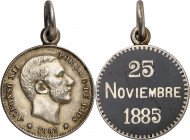 1885. Alfonso XII. Fallecimiento de Alfonso XII. Medalla. Ex Áureo 16/12/2003, nº 5320. Plata. 8,64 g. Ø24 mm, con anilla solidaria de 5 mm y articula...