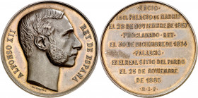 1885. Alfonso XII. Fallecimiento de Alfonso XII. Medalla. (Ruiz Trapero 944-945) (V. 528). Grabador: V. González. Bella pátina. Bronce. 46,99 g. Ø47 m...