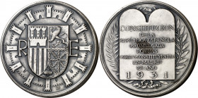 1931. II República. Cajita en metal con la Constitución de la II República Española. Caja en plata de Ø78 mm forrada con tela en su interior y el text...