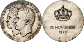 1975. Juan Carlos I. Madrid. Juan Carlos I y Sofía. Medalla de Proclamación. Grabador: Marín. Marca en canto: PLATA 900 MLS. Editor: Fábrica Nacional ...