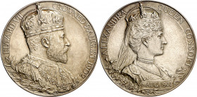 Gran Bretaña. 1902. Coronación de Eduardo VII. Medalla. (Eimer 1871). Grabador: G. W. de Saulles. En estuche oficial de 95x95 mm en rojo de la Royal M...