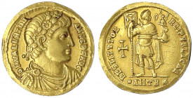 Kaiserzeit
Valentinian I., 364-375
Solidus 364, Antiochia, 2. Off.. Diad. drap. Brb. r./RESTITVTOR REIPVBLICAE. Kaiser steht mit Standarte und Victo...