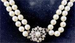 Colliers und Halsketten
Zweireihiges Perlencollier aus 114 Perlen mit Verschluss aus Weissgold 585/1000, besetzt mit einer Perle und 8 kleinen Brilla...