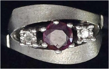 Fingerringe
Damenring Weißgold 585/1000, besetzt mit 2 Brillanten und 1 Rubin. Ringgröße 19. 2,34 g
