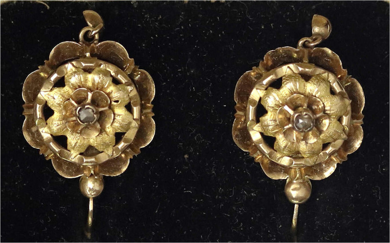 Konvolute Goldschmuck
Paar Ohrhänger, Jugendstil, Gelbgold 16 Karat (getestet),...