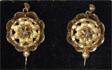 Konvolute Goldschmuck
Paar Ohrhänger, Jugendstil, Gelbgold 16 Karat (getestet), mit jeweils 1 Altschliff-Diamant (zusammen 5,43 g. Hersteller HFG). D...