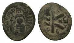 Maurice Tiberius (582-602). Æ 20 Nummi (). Constantinople, AD 589-90. Helmeted, draped and cuirassed bust facing, holding globus cruciger and shield d...