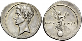 Octavian, 32 – 27. Denarius, Brundisium and Rome (?) circa 32-29 BC, AR 3.65 g. Bare head l. Rev. CAESAR – DIVI F Victory standing r. on globe, holdin...