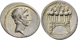 Octavian, 32 – 27. Denarius, Brundisium and Rome (?) circa 29-27 BC, AR 3.80 g. Bare head r. Rev. IMP.CAESAR Triumphal arch surmounted by facing quadr...