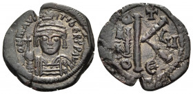 Maurice Tiberius, 582-602. Half Follis (Bronze, 25 mm, 5.25 g, 6 h), Constantinople, 5th officina (E), year 7 = 588-589. D N MAVP TIbER P P AV Helmete...