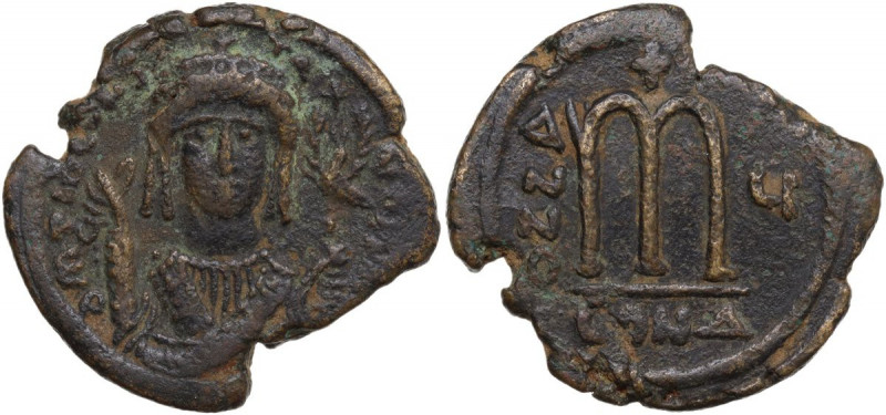 Tiberius II Constantine (578-582). AE Follis. Constantinople mint, 4th officina....