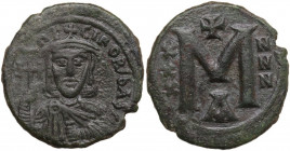Nicephorus I (802-811). AE Follis. Constantinople mint, 1st officina. Obv. nICIFOR' bAS'. Crowned facing bust, holding cross potent and akakia. Rev. L...