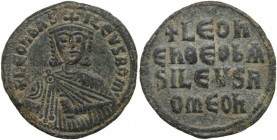 Leo VI the Wise (886-912). AE Follis, Constantinople mint. Obv. +LEOҺ ЬAS ROm'. Crowned and draped facing bust of Romanus, holding labarum-scepter and...