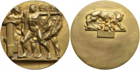 Medaglia con allegoria del movimento fascista. AE dorato. 64.23 g. 59.00 mm. Opus: Affer-Bertoni. Bel BB.