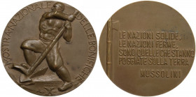 Medaglia 1932 A. X a ricordo della mostra nazionale delle bonifiche. Casolari X-103. AE. 45.52 g. 45.00 mm. Piccole ossidazioni. SPL.