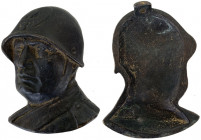 Benito Mussolini (1883-1945). Profilo bronzeo del Duce con elmetto. AE. 766.00 g. c. 13x9 cm. Foro di sospensione sul dorso. Tracce di doratura.