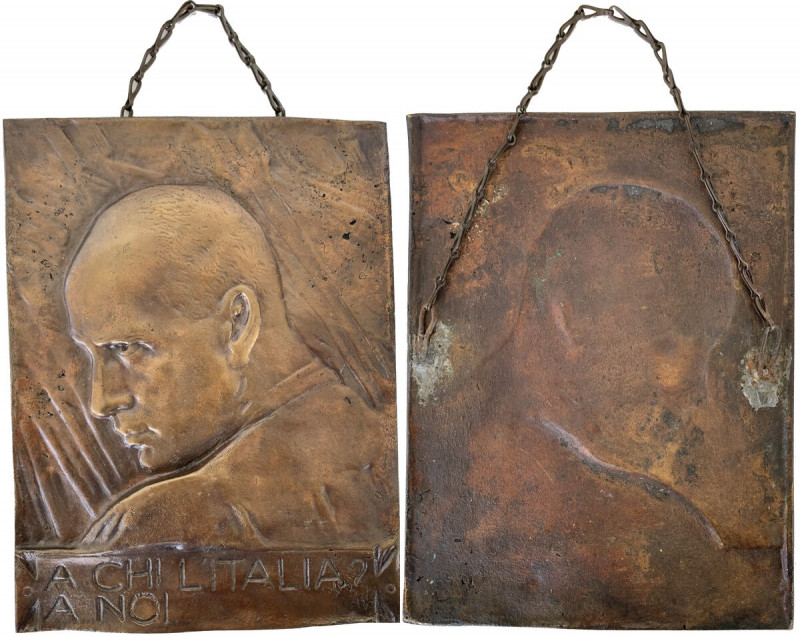 Benito Mussolini (1883-1945). Grade placca 22x29 cm con profilo del Duce e motto...