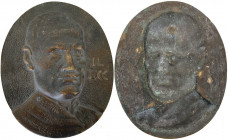 Benito Mussolini (1883-1945). Placca ovale 17x14 cm con il profilo del Duce e motto sul busto. AE. 301.00 g. Piccolo anello di sospensione sul dorso.