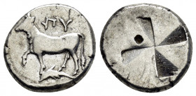 THRACE. Byzantion.(Circa 340-320 BC). Siglos.

Obv : 'ΠΥ.
Bull standing left on dolphin left.

Rev : Stippled quadripartite incuse square.
SNG BM Blac...