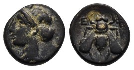 IONIA. Ephesos.(Circa 375-325 BC).Ae.

Obv : E - Φ.
Bee with straight wings.

Rev : Female head left, wearing stephane.
BMC 68.

Condition : G...
