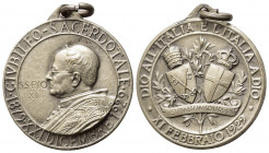 MEDAGLIE PAPALI- PIO XII. Medaglia Giubileo sacerdotale, con anello, metallo argentato, diametro 3,1 cm, peso gr. 10,4. SPL.