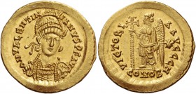 Valentinian III, 425 – 455. Solidus, Constantinopolis 450-455, AV 4.47 g. D N VALENTIN – ANVS P F AVG Helmeted, pearl-diademed and cuirassed bust faci...