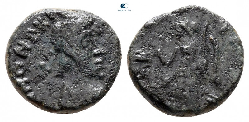 Honorius AD 393-423. Uncertain mint
Nummus Æ

11 mm, 1,35 g



nearly ver...