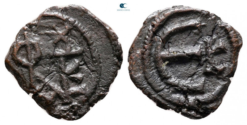 Justin II AD 565-578. Constantinople
Pentanummium Æ

13 mm, 0,87 g



ver...