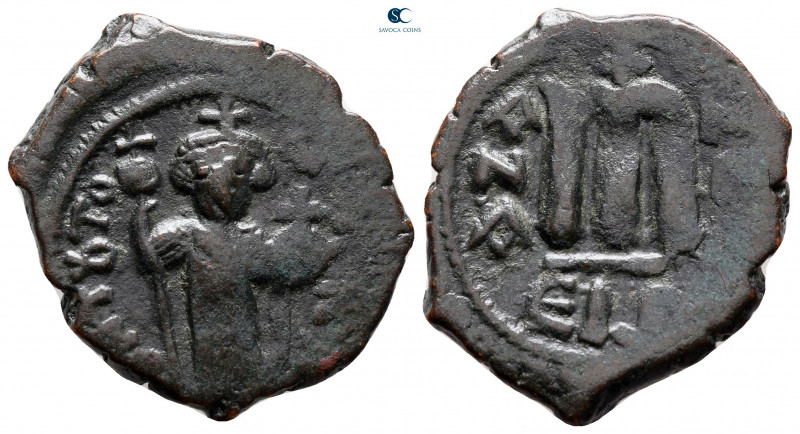 Constans II AD 641-668. Constantinople
Follis or 40 Nummi Æ

25 mm, 6,84 g
...