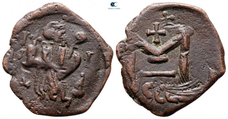 Constans II AD 641-668. Syracuse
Follis or 40 Nummi Æ

25 mm, 3,94 g



v...