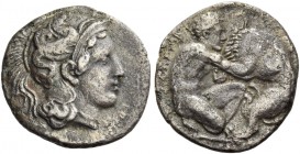 Calabria, Tarentum. Diobol circa 380-325 BC, AR 1.05 g. Head of Athena r., wearing Attic helmet decorated with hippocamp. Rev. Heracles knelling r., s...