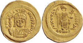 Justin II, 565 – 578. Solidus 565-578, AV 4.42 g. Helmeted, pearl-diademed and cuirassed bust facing, holding globus sur­mounted by Victory and orname...