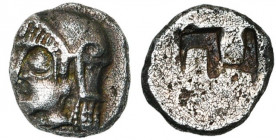 GAULE TRANSALPINE, Massalia, AR obole phocaïque, 475-460 av. J.-C. Type du trésor d''Auriol. D/ T. casquée d''Athéna à g., le casque orné d''une volut...