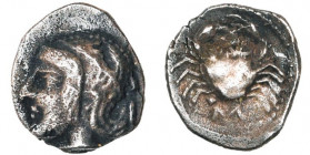 GAULE TRANSALPINE, Massalia, AR obole, 475-450 av. J.-C. D/ T. archaïque à g., avec bandeau, la chevelure en pointillé. R/ Crabe à quatre paires de pa...