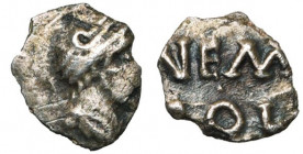 GAULE NARBONNAISE, Nîmes (Nemausus), AR obole, vers 40 av. J.-C. D/ B. barbu, casqué, dr. à d. R/ NEM/·/ COL dans une couronne. Allen, BMC, 597; RPC 5...